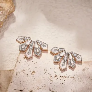 Brincos geométricos em forma de leque de madrepérola e cristal pavé