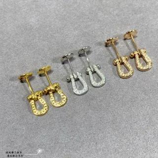 Brincos Stud em tom dourado e prata com motivo Pavé Shackle