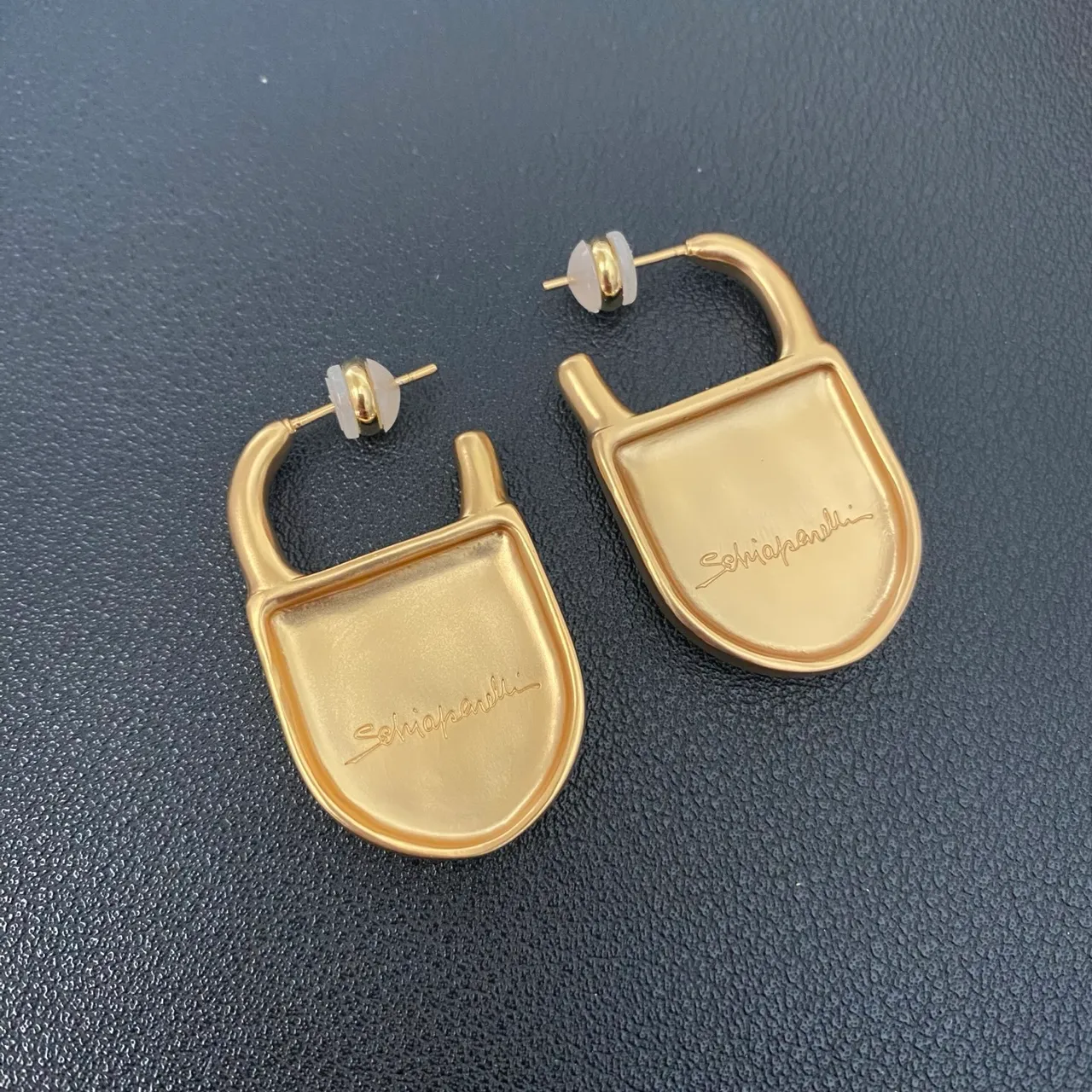 Aretes de metal en forma de candado de oro y negro 2