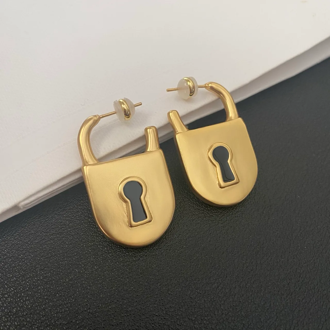 Aretes de metal en forma de candado de oro y negro 3