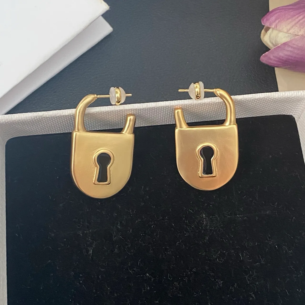Aretes de metal en forma de candado de oro y negro 4