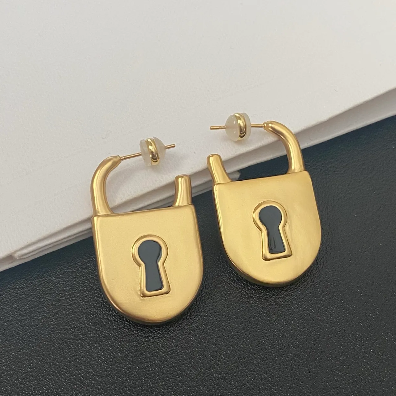 Aretes de metal en forma de candado de oro y negro 5