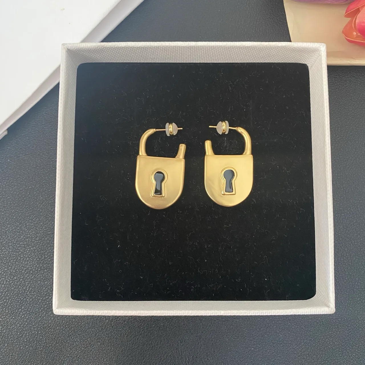 Aretes de metal en forma de candado de oro y negro 6