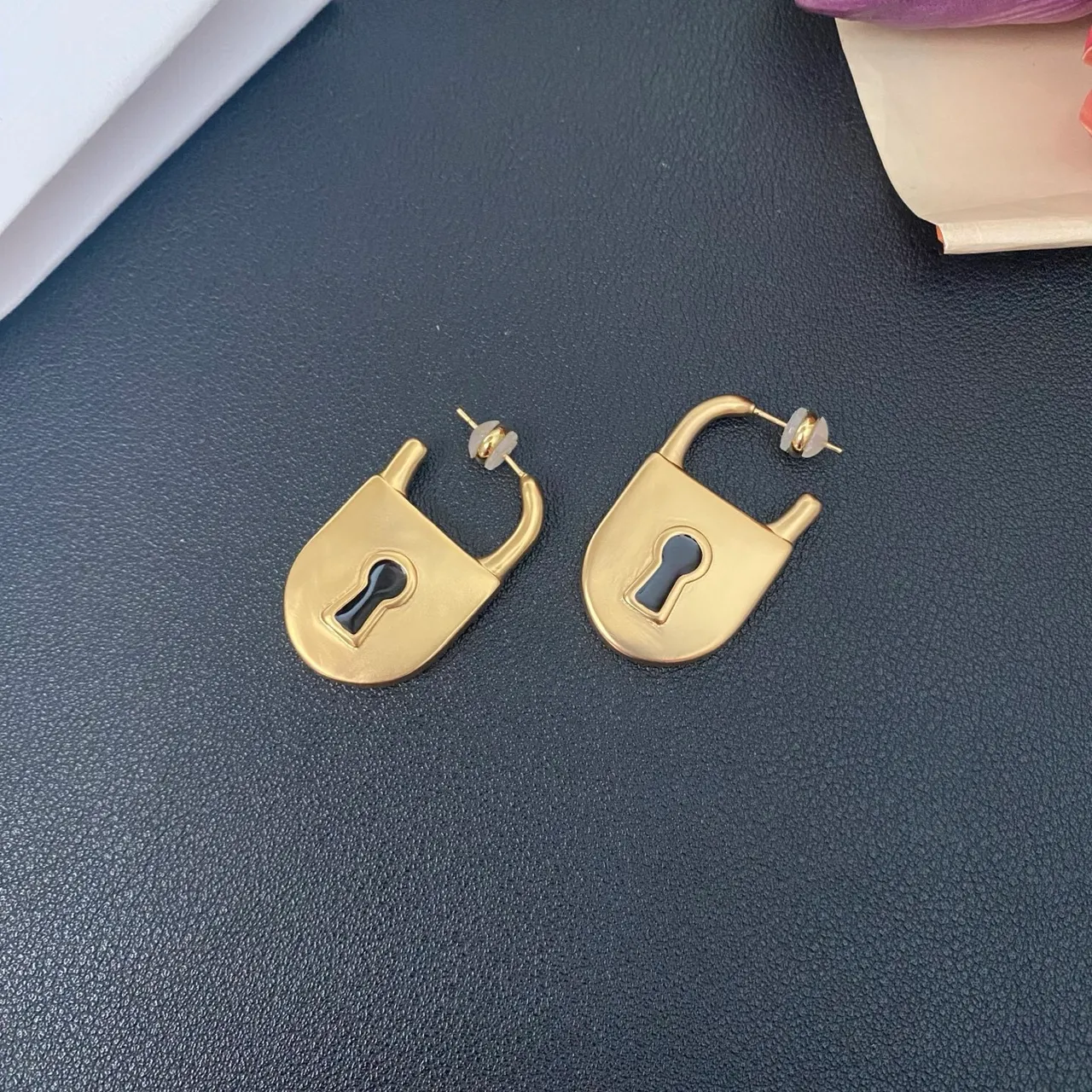 Aretes de metal en forma de candado de oro y negro 7