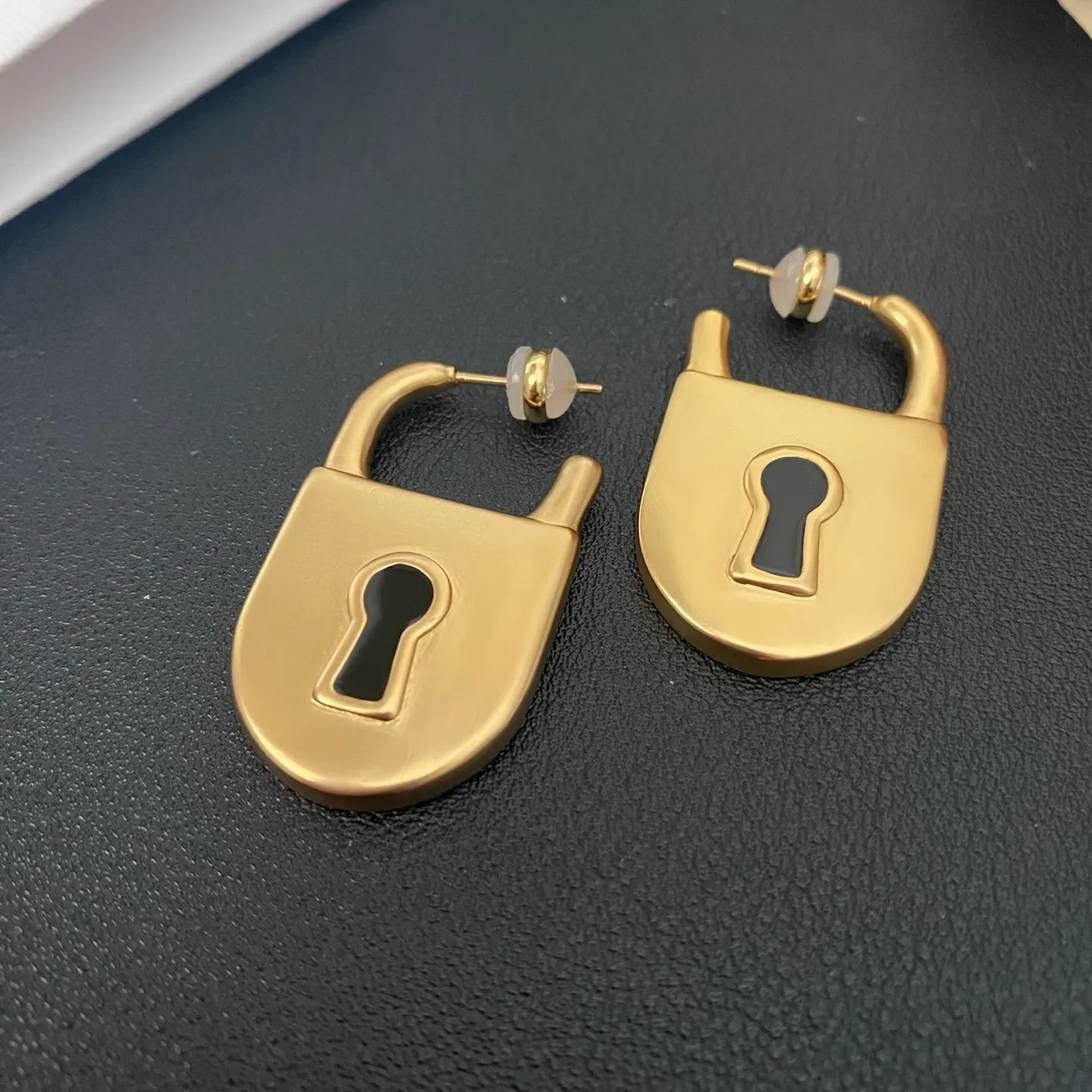 Aretes de metal en forma de candado de oro y negro 8