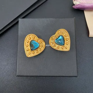 Brincos de metal em forma de coração dourados azuis