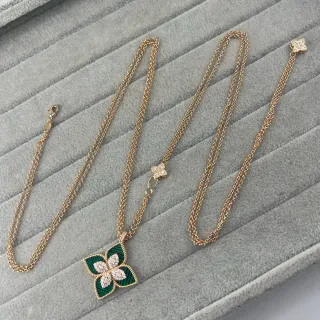 Collier chaîne dorée verte à quatre pétales floraux