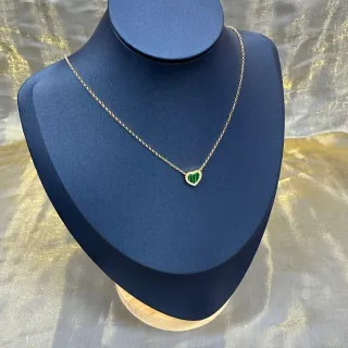 Collier avec pendentif en forme de cœur en or et vert bordure Pavé-Set