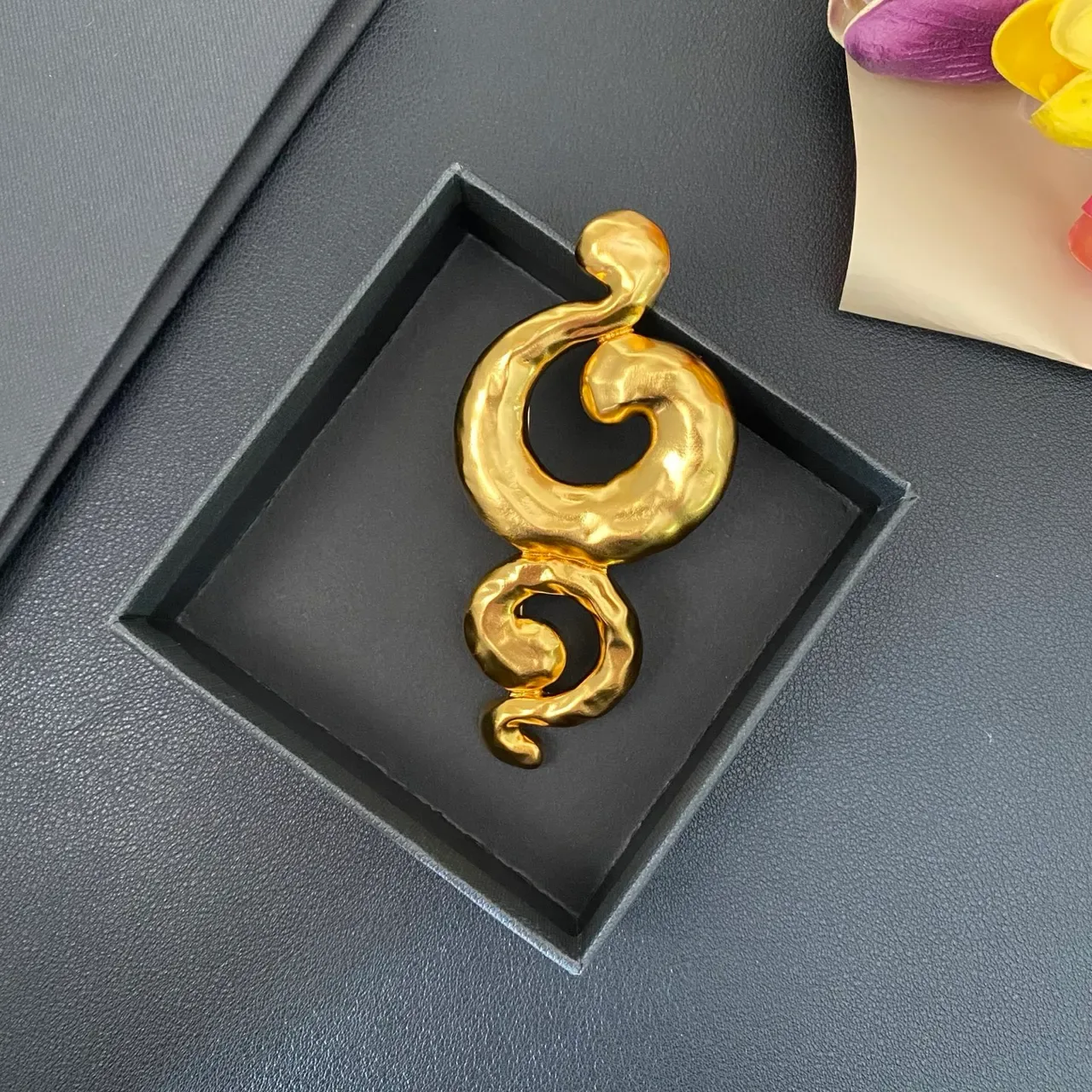 सोने का हथौट्टा अमूर्त स्वर्ल मूर्तिकला ब्रोच 4
