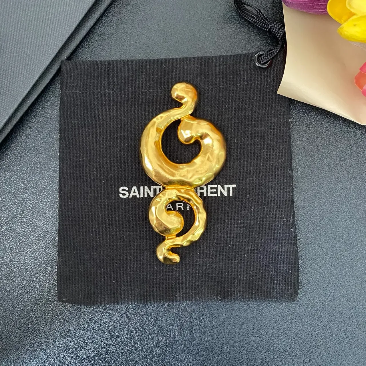 सोने का हथौट्टा अमूर्त स्वर्ल मूर्तिकला ब्रोच 5