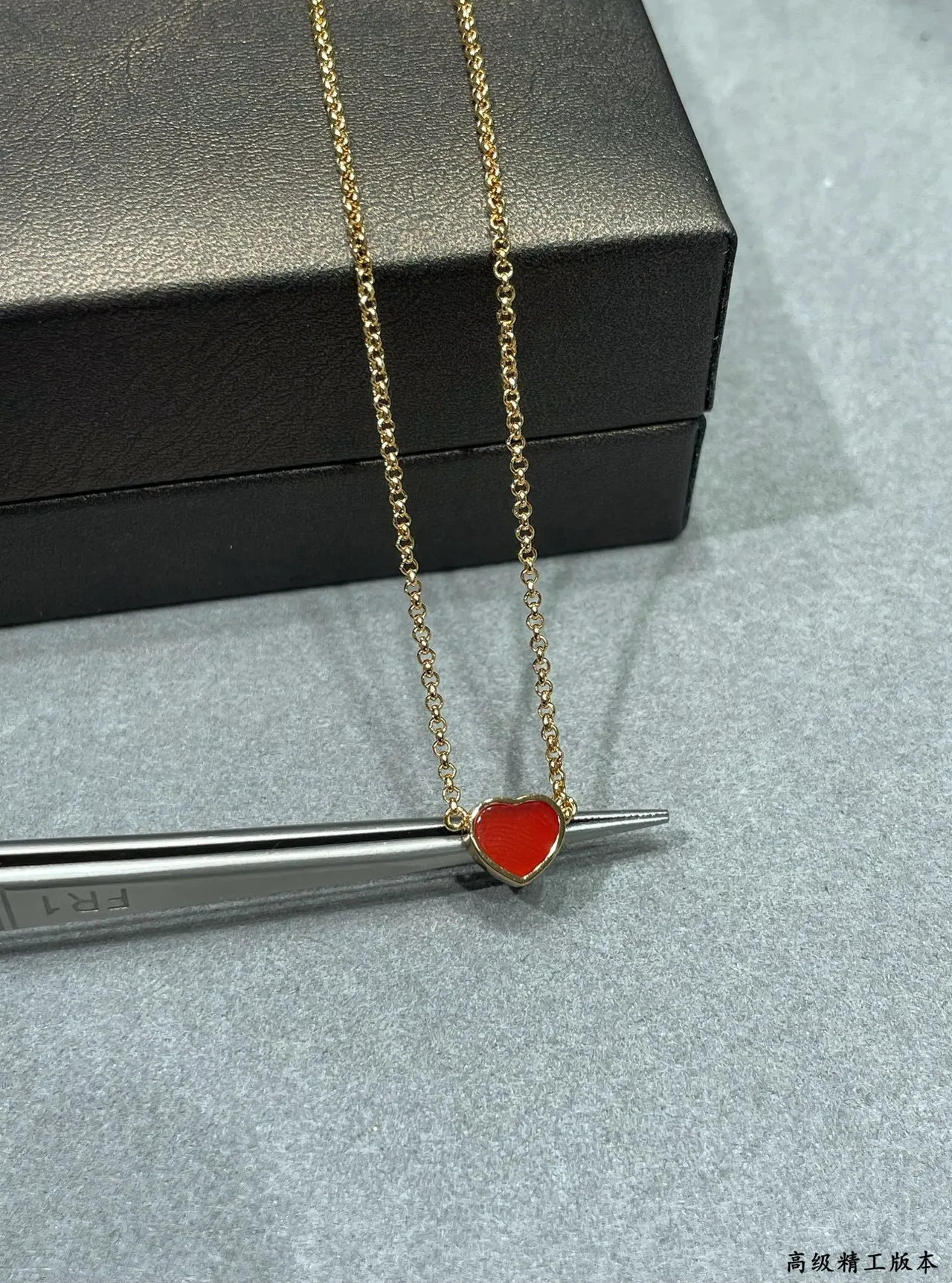 Collier Chaîne Rouge Pendentif en Forme de Cœur en Or 4