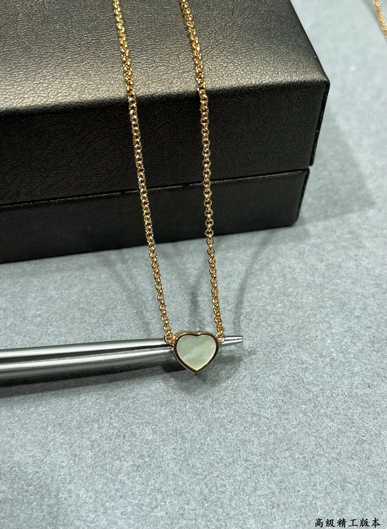 Collier Chaîne Rouge Pendentif en Forme de Cœur en Or 5