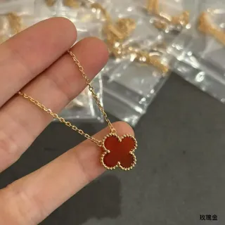 Collier Doré Pendentif Trèfle Rouge Perlé Borde Bezel