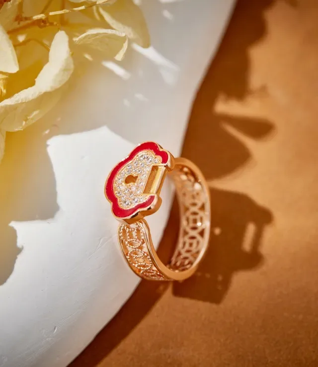 Gold Red Filigree Band Pavé-Set Clear Stones Ring 3