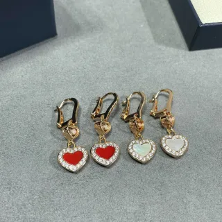 Brincos dourados com pingente em forma de coração vermelho e borda Pavé de cristal