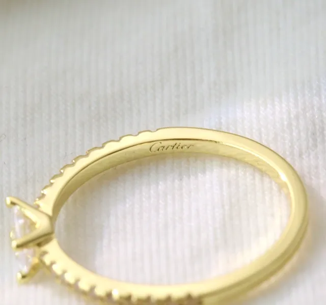 Anillo de banda con piedra central de corte esmeralda Pavé en oro y plata 2