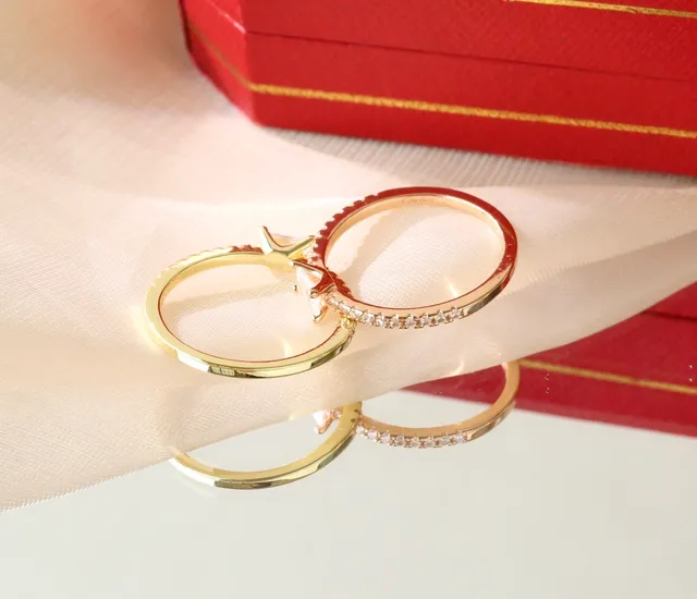 Anillo de banda con piedra central de corte esmeralda Pavé en oro y plata 5