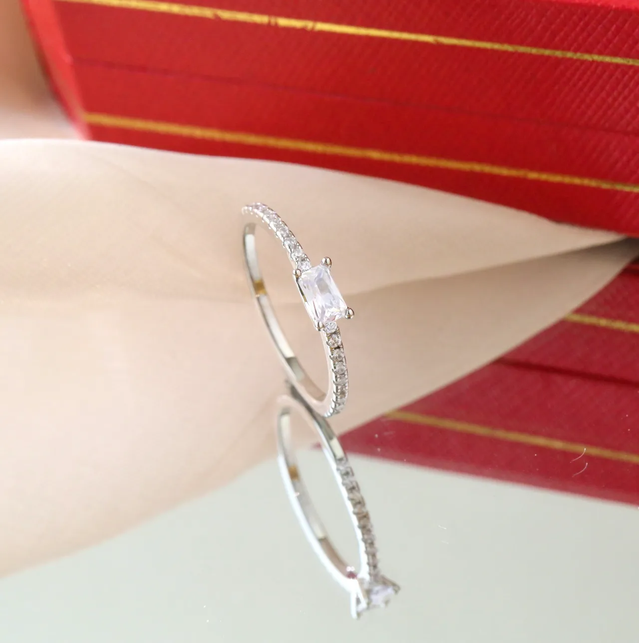 Anillo de banda con piedra central de corte esmeralda Pavé en oro y plata 6