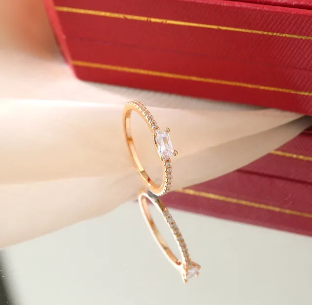 Anillo de banda con piedra central de corte esmeralda Pavé en oro y plata 8