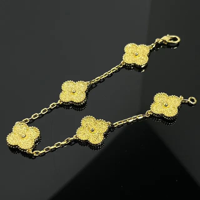 金银花形吊坠 Pavé 石设置手链 3
