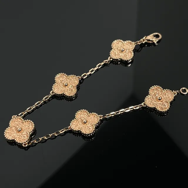 金银花形吊坠 Pavé 石设置手链 4