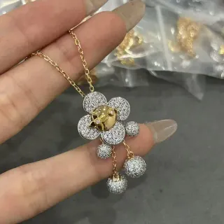 Collier avec pendentif floral en or et argent, cristals pave-set