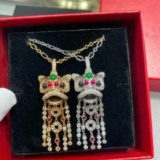 Colar com Pêndulos de Motivo de Cabeça de Leão em Ouro e Prata Multi-Gemstone em Configuração Pavé