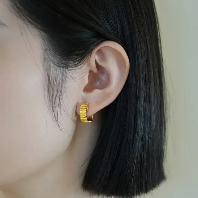 Aretes aros barril acanalados con cierre bisagra en oro y plata 5