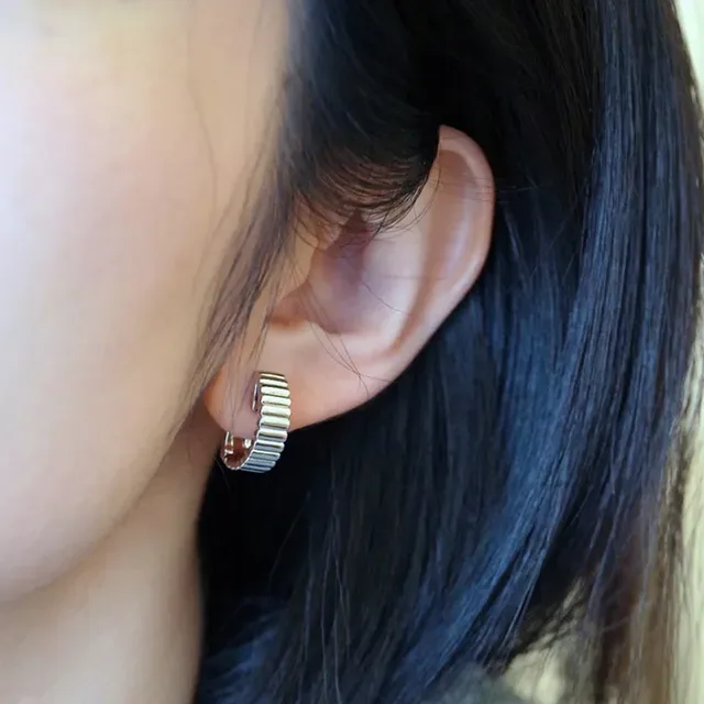 Aretes aros barril acanalados con cierre bisagra en oro y plata 6