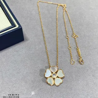 Collar de colgante de flor de madreperla de cinco pétalos de tono dorado
