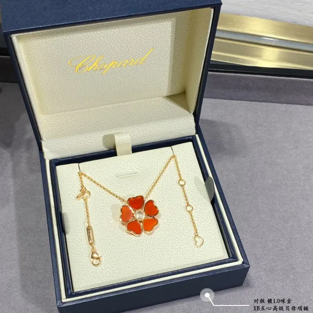 Gold-Tone Five-Petal Mother-of-Pearl Flower Pendant Necklace 2