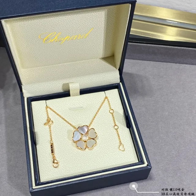 Gold-Tone Five-Petal Mother-of-Pearl Flower Pendant Necklace 3