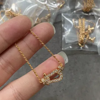 Collar con colgante de cristal pavé de tonos dorados con forma de lira
