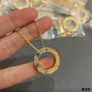 Collier avec pendentif circulaire à motif de vis et cristaux pavés en ton doré