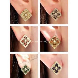Brincos de tom dourado com design floral de quatro folhas esmaltado e cristal