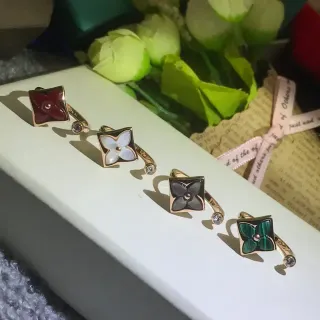 সোনালি টোনের বর্গাকার ফুলের ইনলেয় খোলা ব্যান্ডের আংটি
