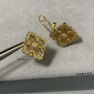 Pendientes de oro blanco con silueta floral de quatrefoil pave-set de piedra en el borde