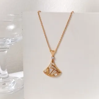 Collier pendentif doré blanc géométrique en forme d'éventail avec accents de cristal pavé