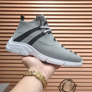 灰色和黑色针织高帮生活休闲运动鞋