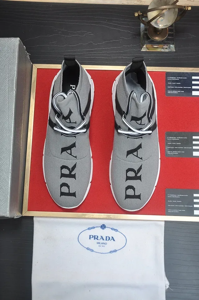 Sneaker lifestyle gris et noir en maille haut 2