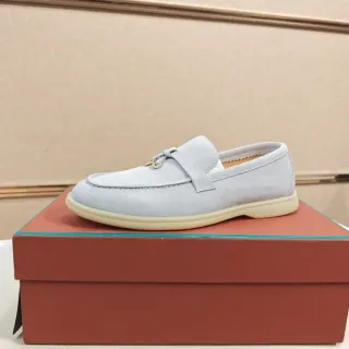Mocassim de camurça cinza bege cinta de sela