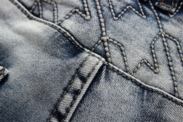 Jean en denim gris noir déchiré avec lavage léger et panneaux contrastants cousus 12