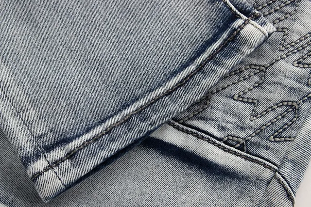 Jean en denim gris noir déchiré avec lavage léger et panneaux contrastants cousus 16