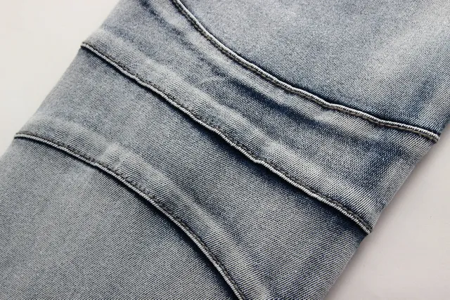 Jean en denim gris noir déchiré avec lavage léger et panneaux contrastants cousus 18