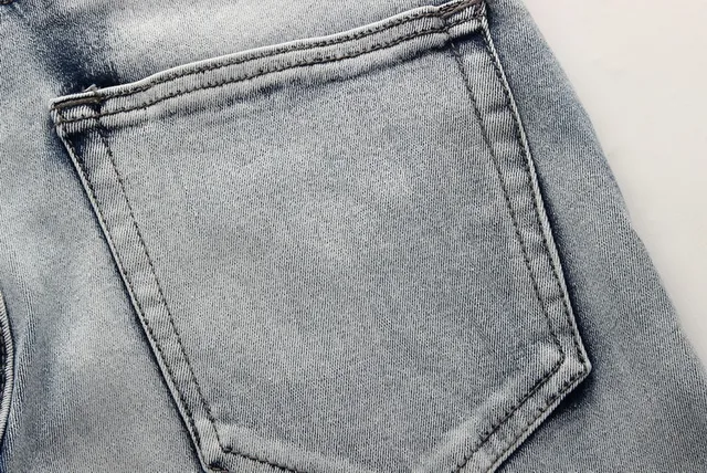 Jean en denim gris noir déchiré avec lavage léger et panneaux contrastants cousus 19