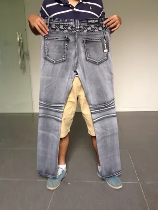 Jean en denim gris noir déchiré avec lavage léger et panneaux contrastants cousus 21