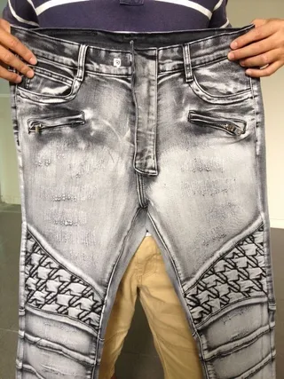 Jean en denim gris noir déchiré avec lavage léger et panneaux contrastants cousus 22