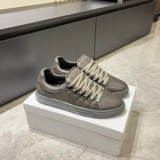 Zapatillas de cuero gris crinkle low-top con cordones