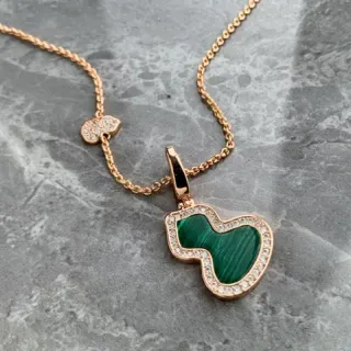 Collier avec pendentif en forme de cœur en or vert incrusté de malachite