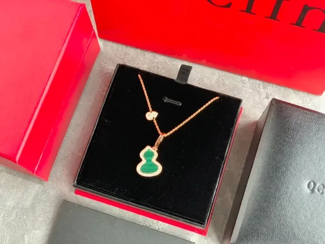 Green Gold Heart-Shaped Pendant Malachite Inlay Necklace 2